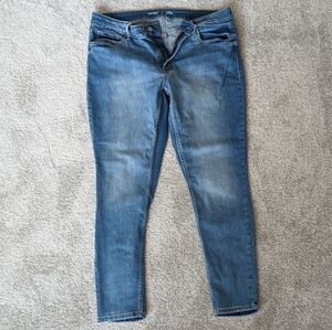 Old Navy Mid-Rise Rockstar Super Skinny Jeans in Mid-to-Light Wash (Size 16)